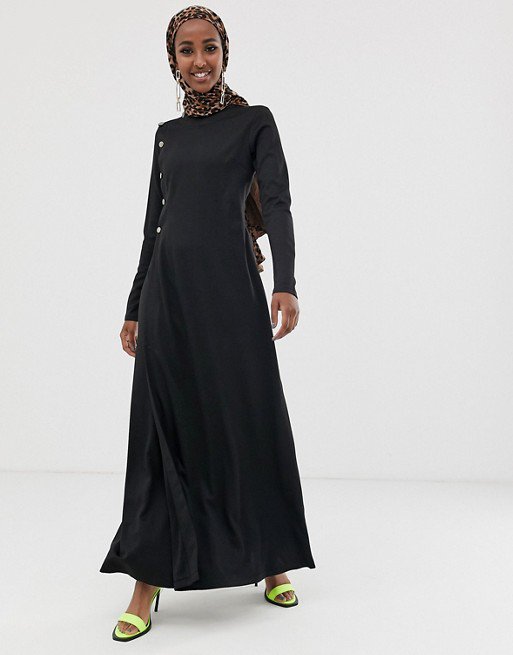 Asha exhibant la robe longue à manches longues Verona avec bouton en noir